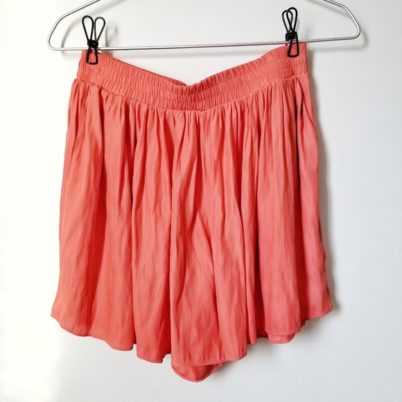 BCBG Coral shorts w/ pockets - Picture 4 of 6